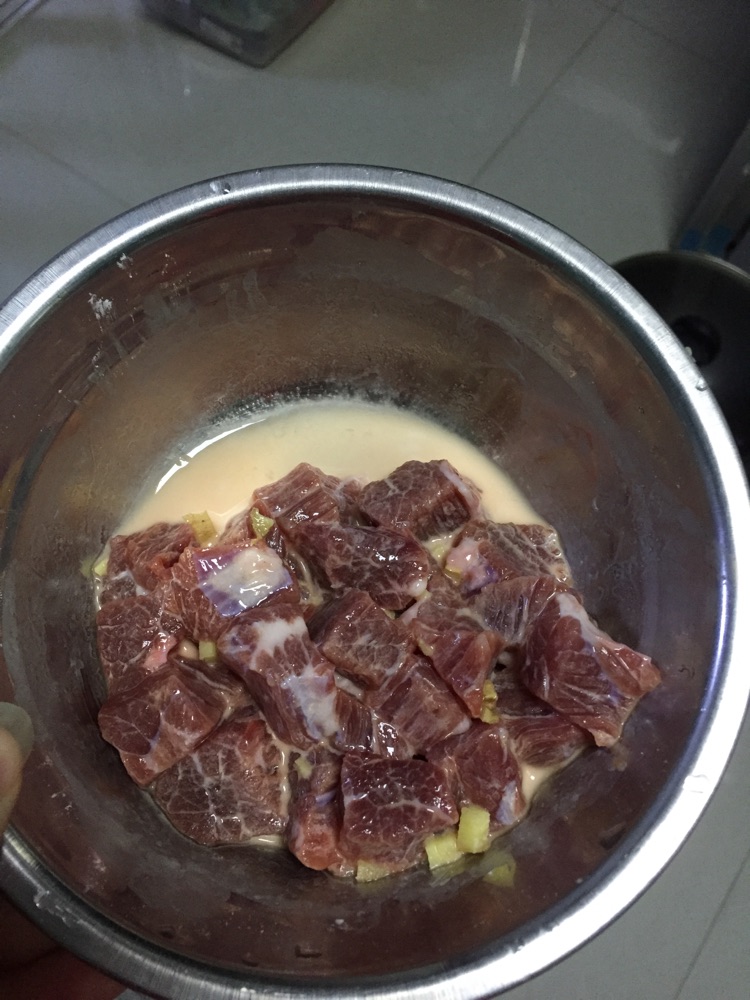 牛肉蛋花粥的做法图解1