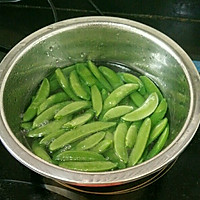 荷兰豆炒虾仁的做法图解2