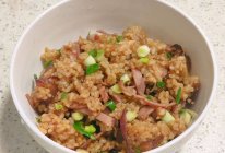 电饭锅焖饭洋葱火腿焖饭的做法
