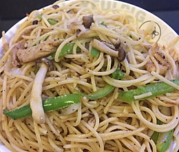 菌菇鸡肉炒意面的做法