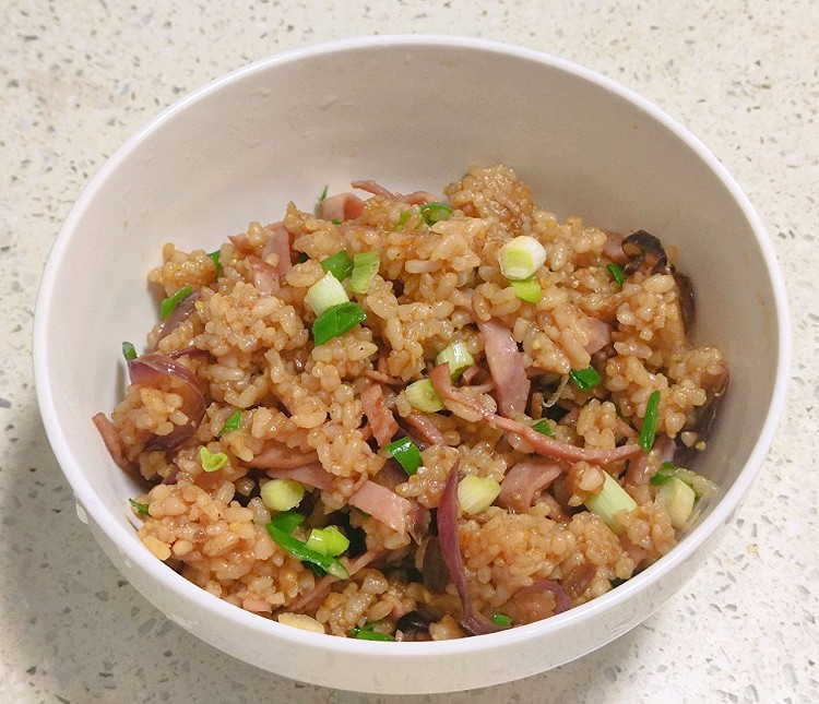 电饭锅焖饭洋葱火腿焖饭的做法