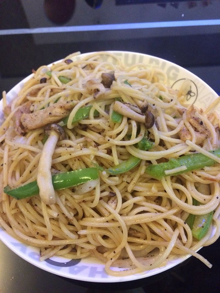 菌菇鸡肉炒意面的做法