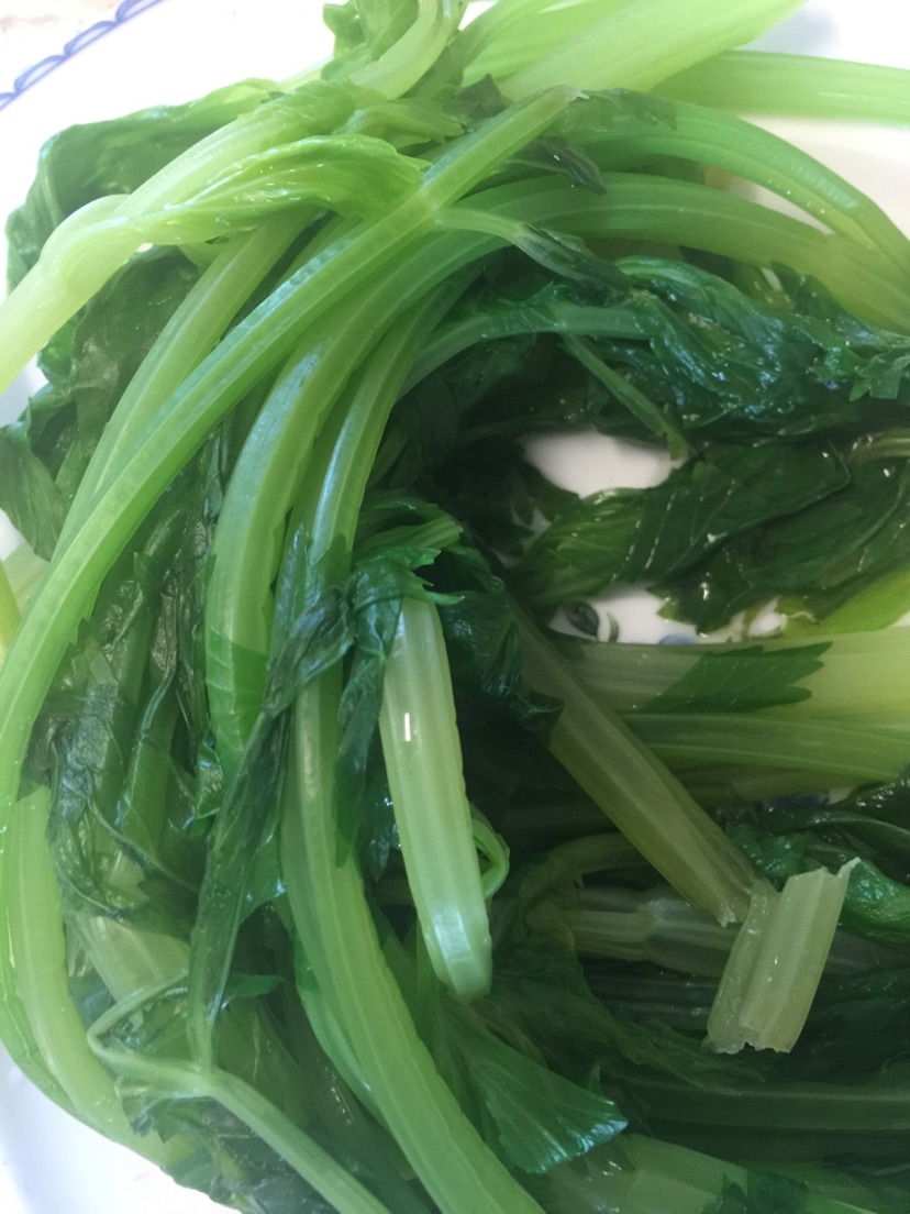 蟹子炝芹菜的做法图解1