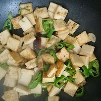 辣椒炒鱼豆腐的做法图解7