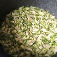 松茸槐花蛋的做法图解3
