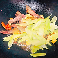 腊肉炒青笋的做法图解7