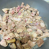 青椒啤酒鸭的做法图解1