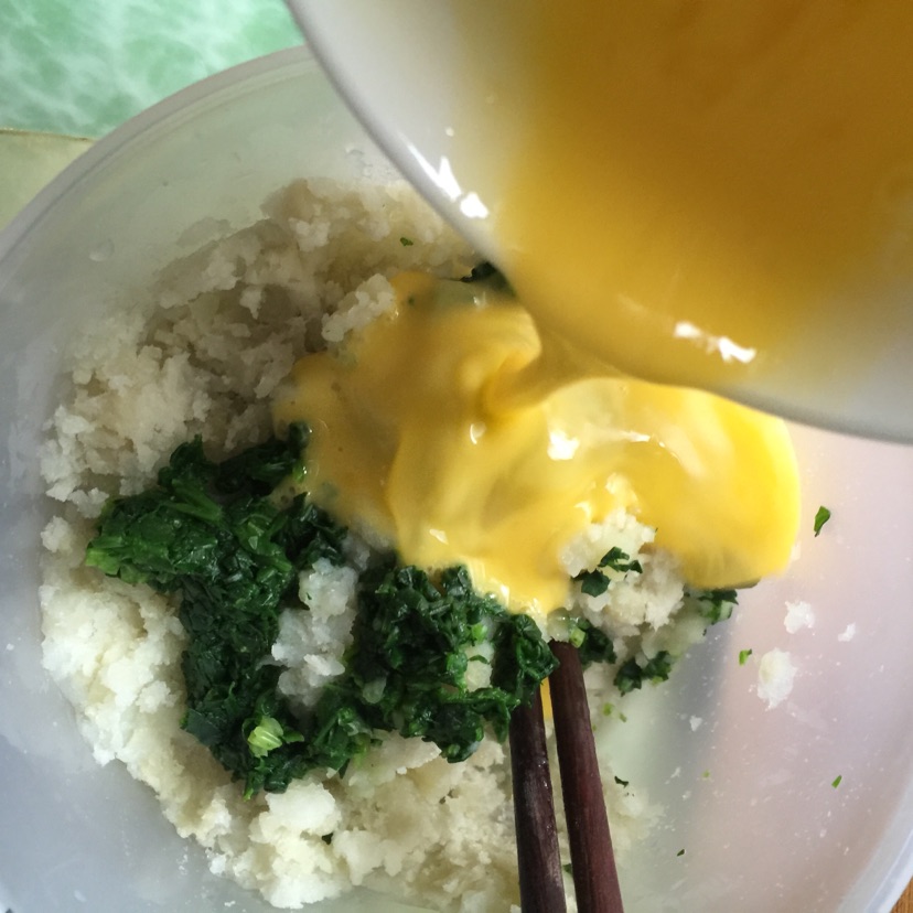 菠菜土豆煎#橄露贝贝橄榄油试吃#的做法图解5