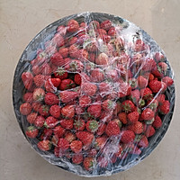 电饭煲版草莓酱的做法图解1
