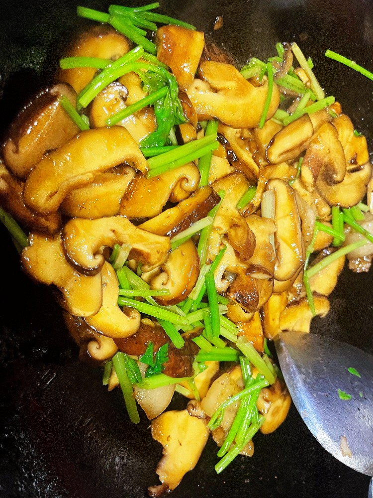 肉片炒香菇.的做法