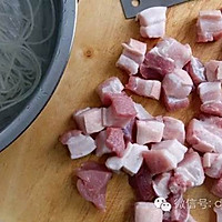 大白菜猪肉炖粉条的做法图解1