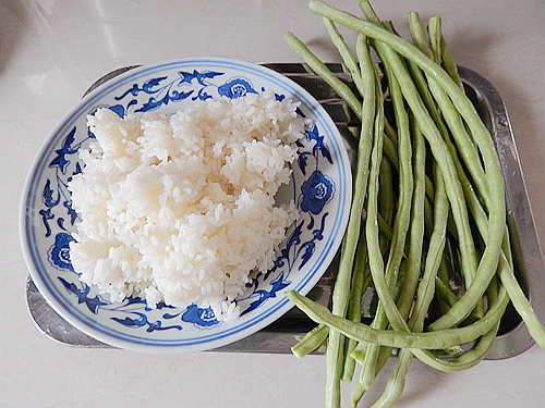 老干妈豆角炒饭的做法图解1