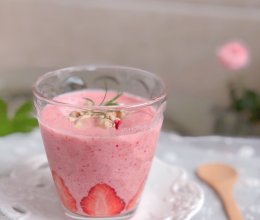 #精品菜谱挑战赛#粉红草莓奶昔的做法