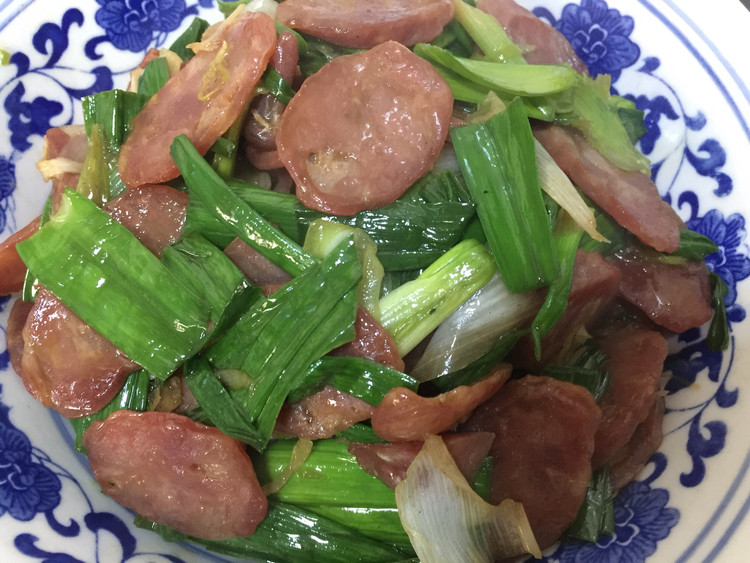 大蒜炒腊肠的做法