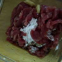 牛肉炒青椒的做法图解1