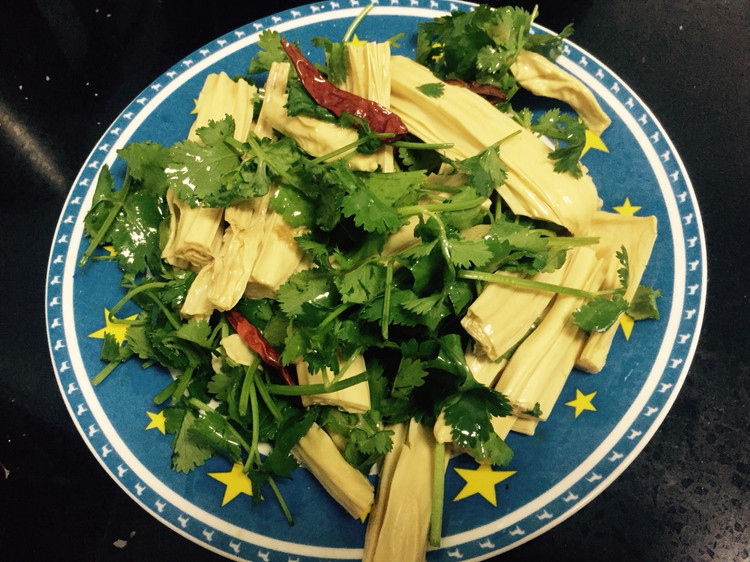 诺妈夏日菜单——清爽可口的香菜拌腐竹的做法