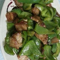 五花肉炒甜椒的做法图解1