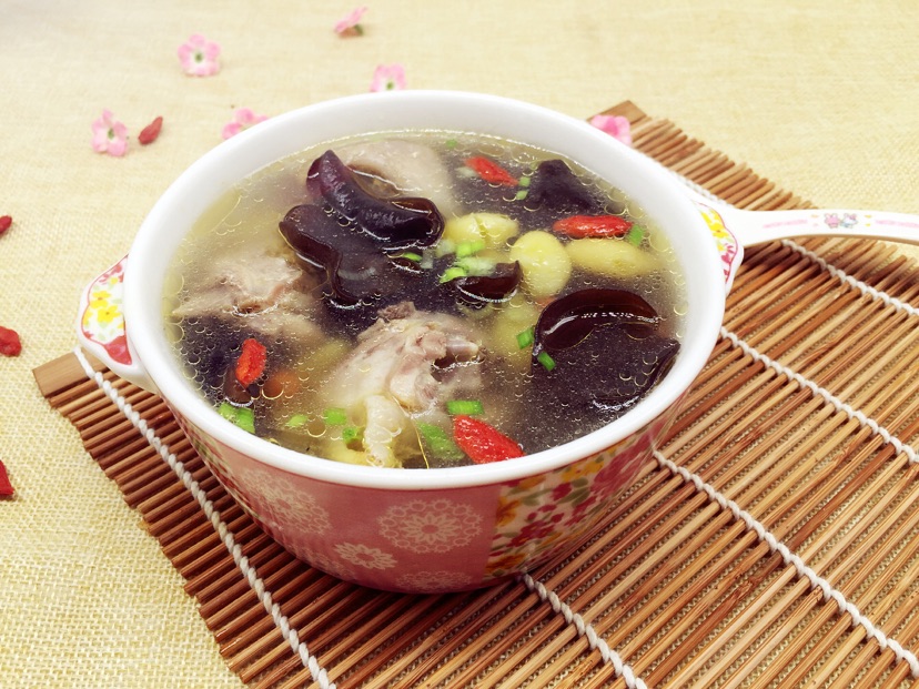 银杏、木耳、枸杞老母鸡汤#维达与你传承年味#的做法图解7