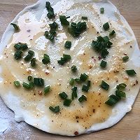 外酥里软葱油饼的做法图解4