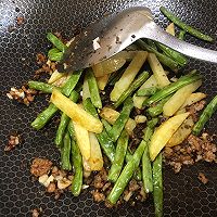 干煸土豆豆角的做法图解9