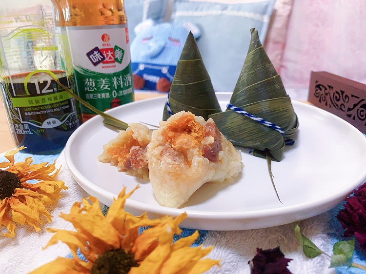咸蛋黄肉粽的做法