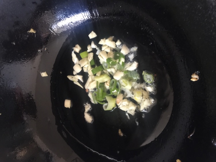蛋炒饭 都是我爱吃的材料的做法图解2