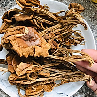 干茶树菇炒灌肠的做法图解1