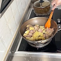 土豆炖鸡块的做法图解3