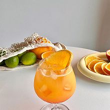 满满热带水果风情的朗姆鸡尾酒