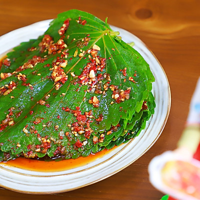 韩国料理中最受欢迎的小菜-腌苏子叶，绝对的下饭利器