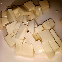 刷脂：裙带菜虾仁豆腐汤的做法图解2