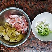 咸菜炒脊肉。的做法图解1