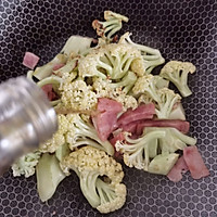 #我们约饭吧#十分钟快手菜：培根花菜的做法图解5