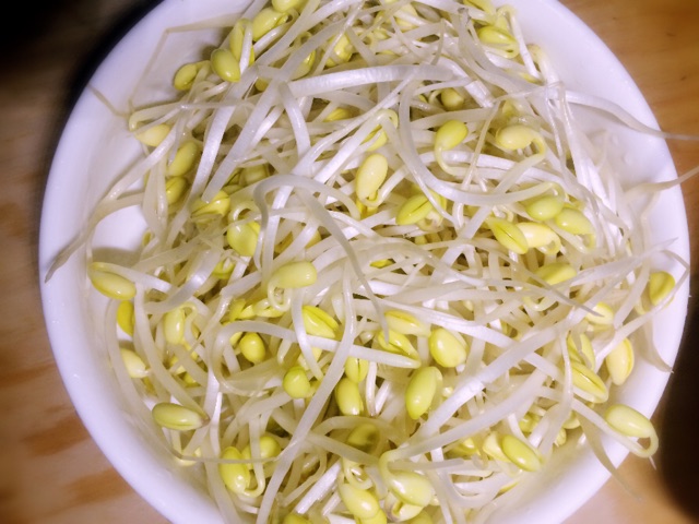 黄豆芽炒油豆腐的做法图解1