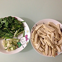快手菜之豆干炒韭菜的做法图解1