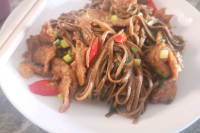 减脂牛肉炒荞麦面