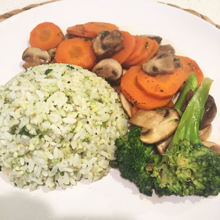 营养午餐：牛油果蔬菜饭的做法