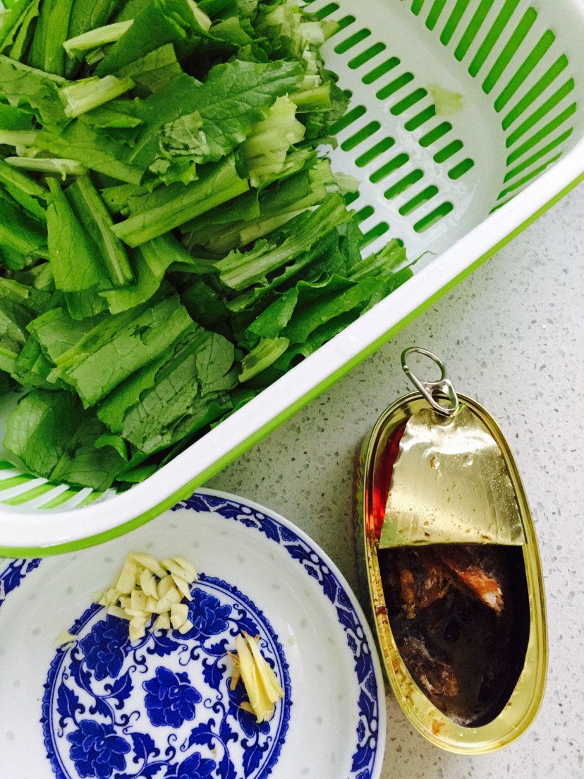 豆豉鲮鱼油麦菜的做法图解1