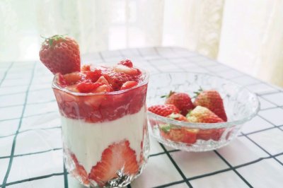 DIY网红草莓酸奶杯