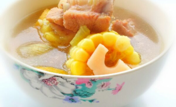 产妇进补汤品——莲藕玉米排骨汤的做法