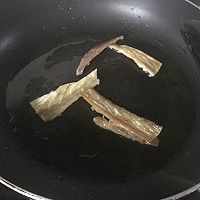 鳗鱼干香炒芥蓝的做法图解3