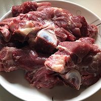 青红萝卜墨鱼骨头汤的做法图解1