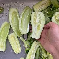 夏天餐桌上凉拌菜是少不了的、凉拌糖醋黄瓜的做法图解2
