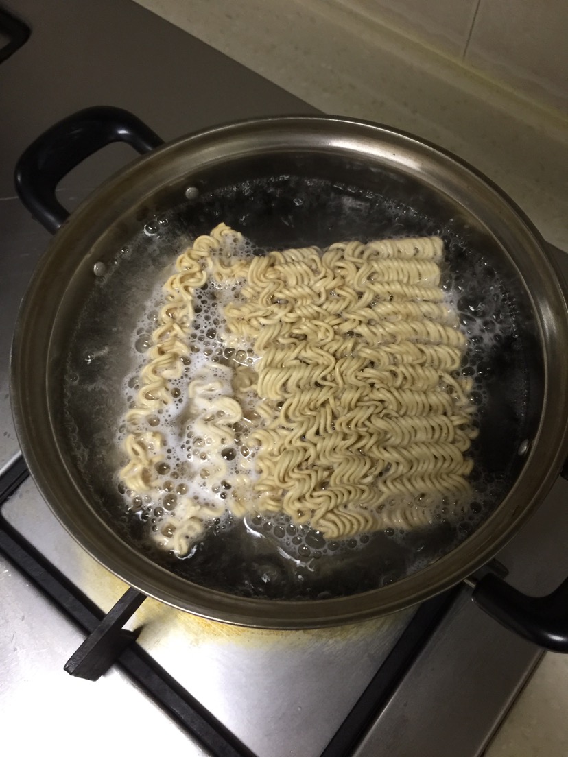 肉末蚝油捞面的做法图解2