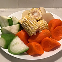 #一人一道拿手菜#夏日消暑汤水-红萝卜土豆玉米排骨汤的做法图解4