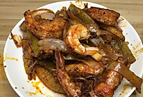 干锅香辣虾，做法简单，虾肉鲜甜，酱汁香辣，唆着手指越吃越香。的做法