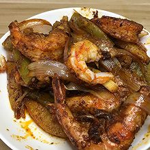 干锅香辣虾，做法简单，虾肉鲜甜，酱汁香辣，唆着手指越吃越香。