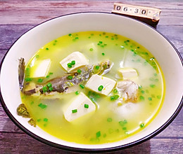 #夏日撩人滋味#好喝营养的黄骨鱼豆腐汤的做法