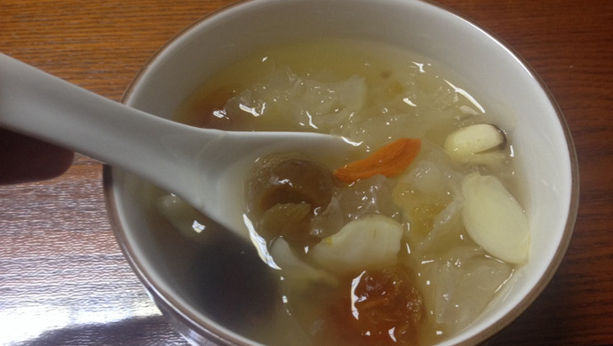 桃胶皂角米清炖莲子百合汤