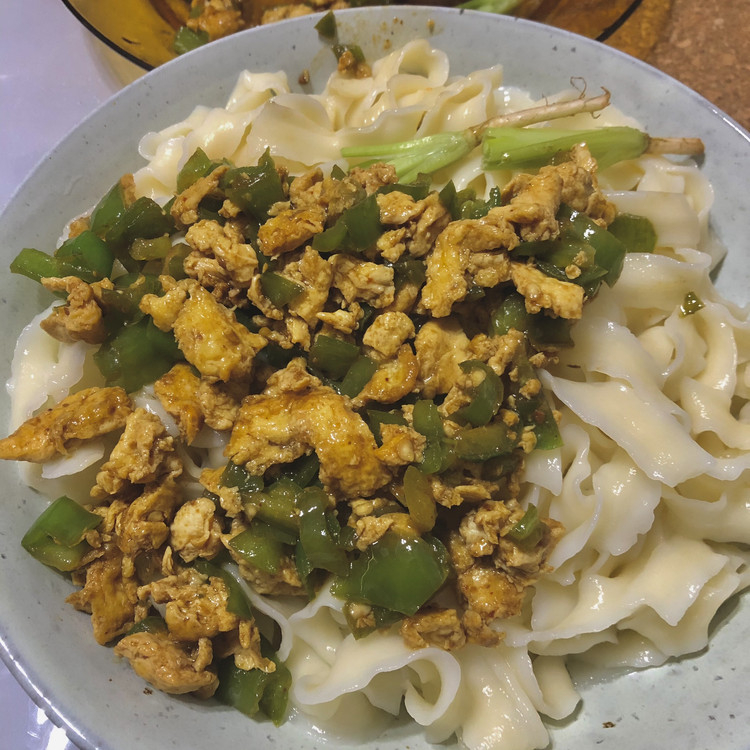 青椒鸡蛋打卤面（10分钟吃饭系列）的做法